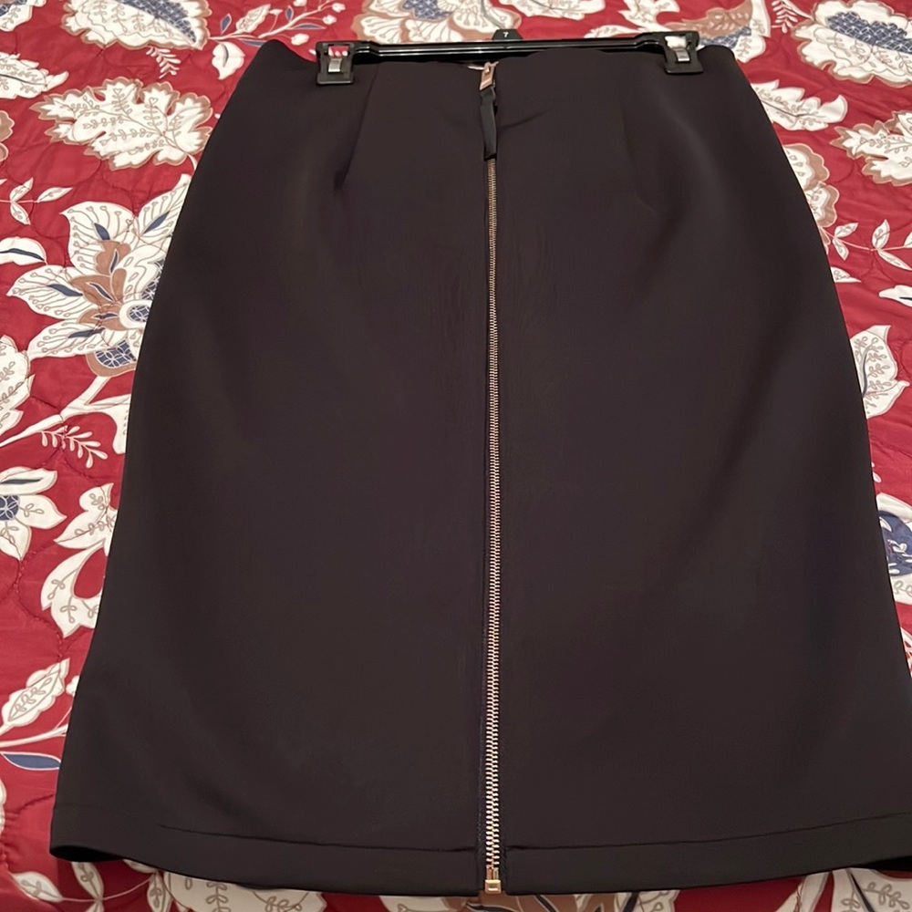 NWOT WOMAN BACK ZIP PENCIL SKIRT